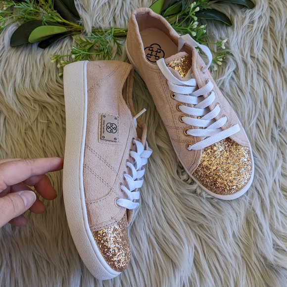 Daisy Fuentes Sneakers - Picture 4 of 11